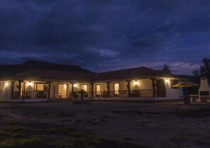 Fachada de la propiedad por la tarde o noche