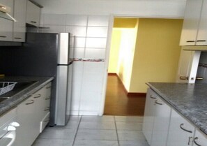 Refrigerador con freezer, microondas, cafetera/tetera