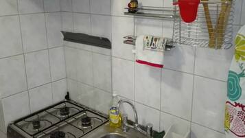 Full-sized fridge, microwave, coffee/tea maker, cookware/dishes/utensils