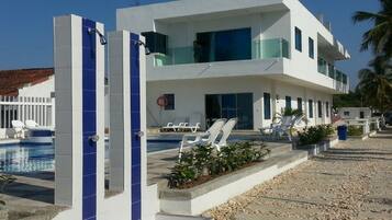 Hồ bơi ngoài trời