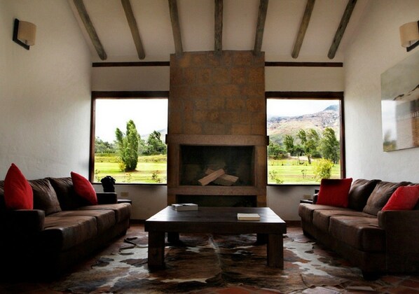 TV, fireplace - Cabaña Vacacional 004 (Bogotá)