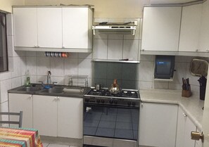 Full-size fridge, microwave, cookware/dishes/utensils - Casa a Metros de la Playa, Iquique 005 (Iquique)