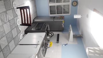 Cookware/dishes/utensils