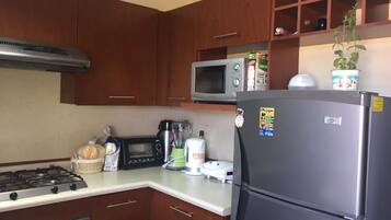 Lemari es besar, microwave, dan peralatan masak/sendok-piring