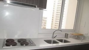 Micro-ondes, batterie de cuisine, vaisselle et ustensiles