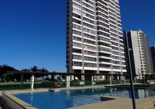 Una piscina al aire libre