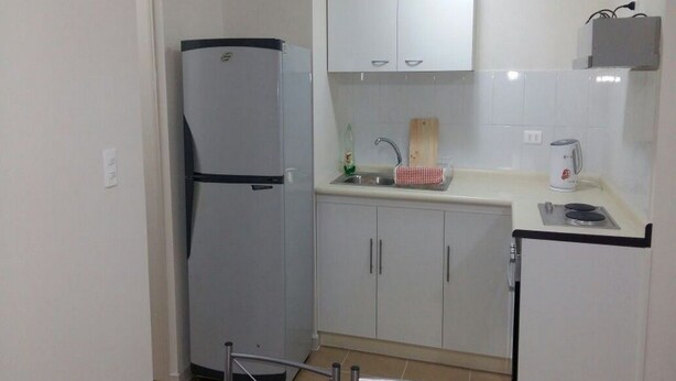 Coffee/tea maker, full-size fridge, cookware/dishes/utensils - Departamento Edificio Milano 041 - Iquique (Iquique)