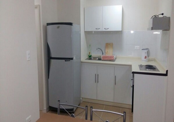 Refrigerador con freezer, cafetera/tetera, utensilios de cocina