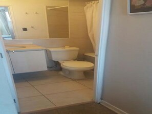 Bathtub, free toiletries