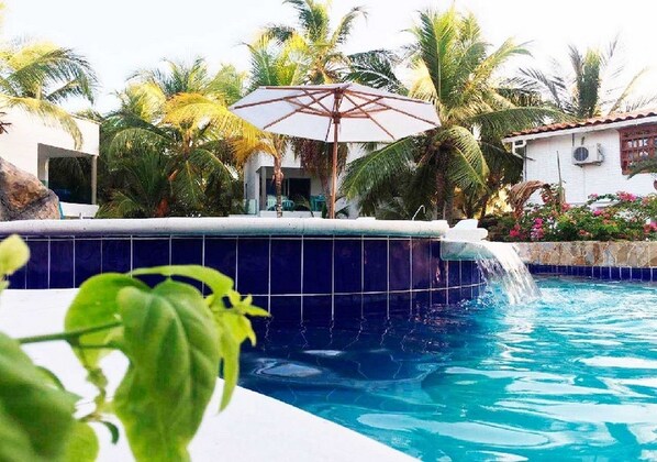 Una piscina al aire libre