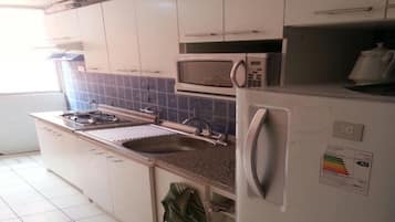 Full-sized fridge, microwave, cookware/dishes/utensils