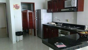 Coffee/tea maker, full-sized fridge, microwave, cookware/dishes/utensils - Apartamento Cartagena 001 (Cartagena)