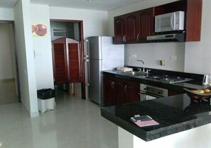 Køleskab/fryser i fuld størrelse, mikrobølgeovn, kaffe-/temaskine