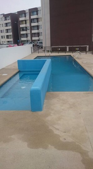 Una piscina al aire libre de temporada