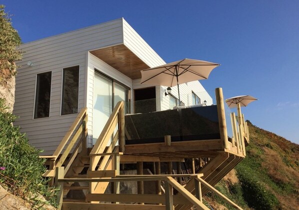 Vista frontal de la propiedad