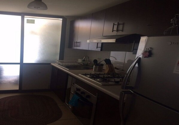 Großer Kühlschrank, Mikrowelle, Wasserkocher mit Kaffee-/Teezubehör