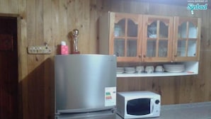 Coffee/tea maker, full-sized fridge, microwave, cookware/dishes/utensils - Cabañas Saldivia Villarrica (Villarrica)