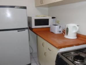 Refrigerador con freezer, microondas, cafetera/tetera