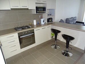 Full-size fridge, microwave, coffee/tea maker, cookware/dishes/utensils - Cabaña Castillo de Pucon (Pucón)