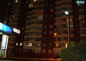 Fassade der Unterkunft – Abend/Nacht