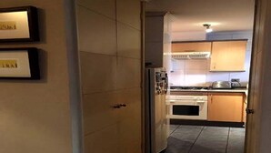 Coffee/tea maker, full-sized fridge, microwave, cookware/dishes/utensils - Duplex Espejo 1 Habitación .las Condes (Santiago)