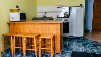 Fridge, cookware/dishes/utensils