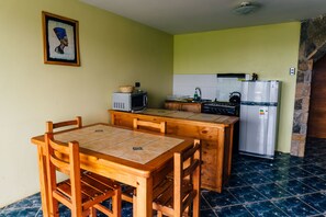 Fridge, cookware/dishes/utensils