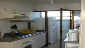 Appartement (2 Bedrooms) | Cuisine privée | Batterie de cuisine, vaisselle et ustensiles