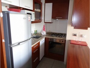 Wasserkocher mit Kaffee-/Teezubehör, großer Kühlschrank, Mikrowelle