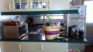 Cafetera/tetera, refrigerador con freezer, microondas