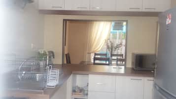 Lemari es besar, microwave, dan mesin pembuat kopi/teh