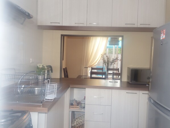 Full-size fridge, microwave, coffee/tea maker, cookware/dishes/utensils - Cabaña Ayala Pucon (Pucón)