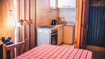 Full-sized fridge, cookware/dishes/utensils