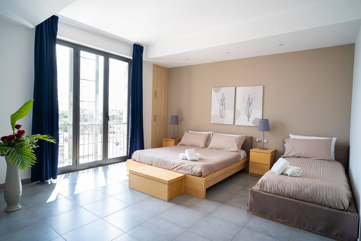 Standard Triple Room | Minibar, in-room safe, desk, blackout drapes