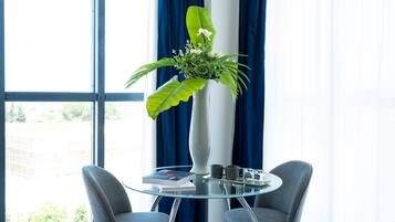 Chambre Double Standard | Minibar, coffres-forts dans les chambres, bureau, rideaux occultants