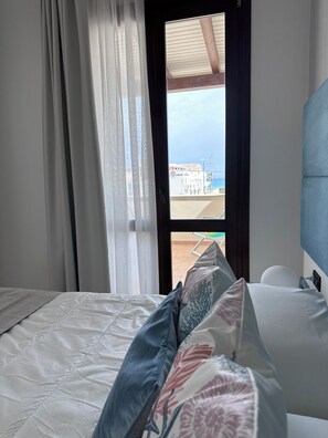 Kahden hengen huone, terassi | Minibaari, tallelokero huoneessa, työpöytä, ilmainen Wi-Fi