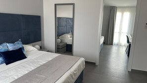 Habitación cuádruple Deluxe, 2 habitaciones, terraza | Minibar, caja fuerte, escritorio y wifi gratis