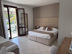 Kolmen hengen superior-huone | Minibaari, tallelokero huoneessa, työpöytä, ilmainen Wi-Fi