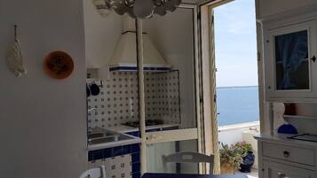 Quarto quádruplo, vista para o mar | Cozinha americana privada | Geladeira, cadeirão de bebê