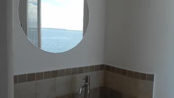 Quarto casal panorâmico, vista para o mar | Pia do banheiro