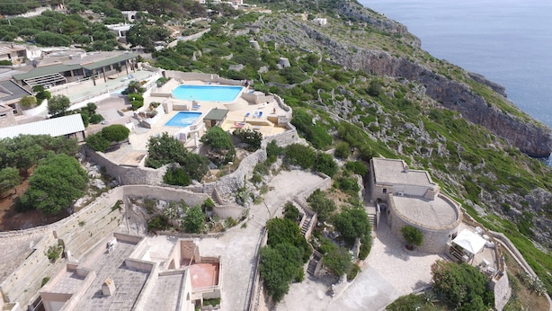 A coastal resort with a swimming pool, terraced structures, and a view of the sea. - Dada, Pool Residence (Gagliano del Capo)