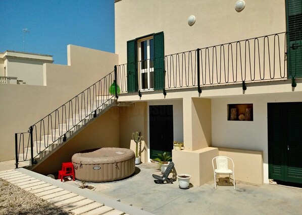 مغطس سبا خارجي