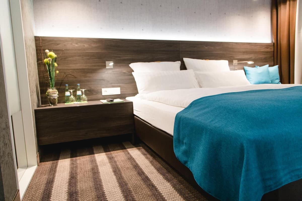 soundproofing, free wifi, bed sheets