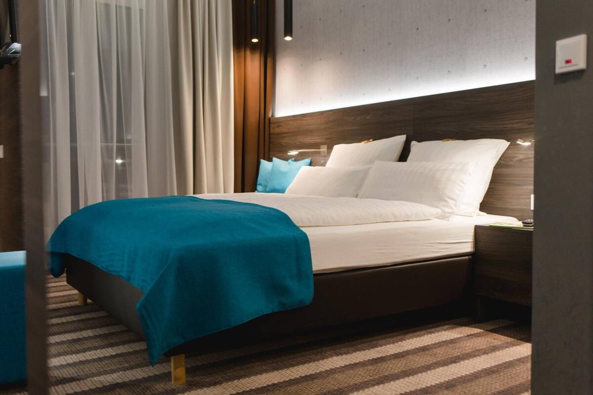 soundproofing, free wifi, bed sheets