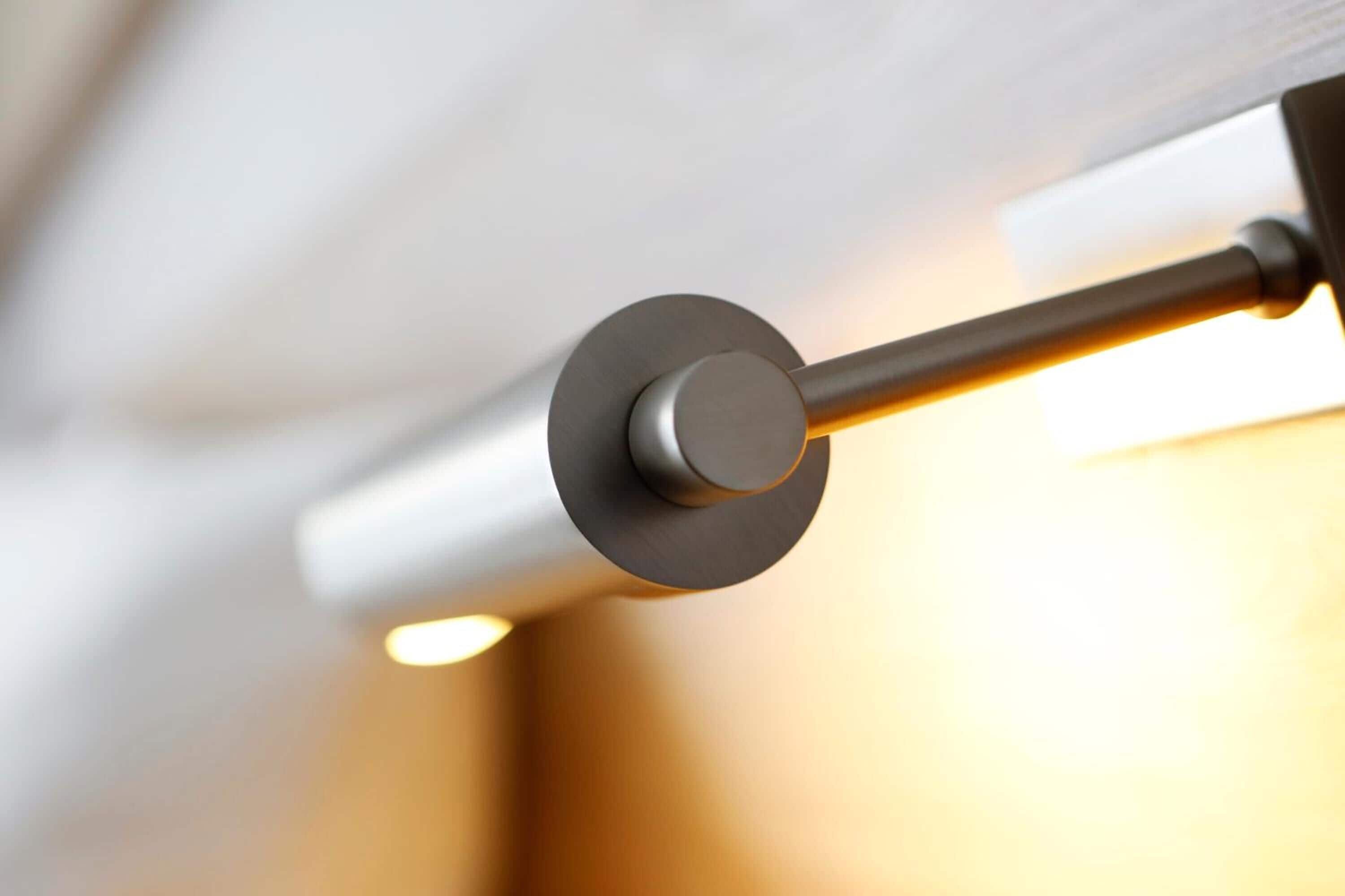 Ein Detailaufnahme einer Metallkonstruktion, vermutlich Teil einer Decke oder Wand.