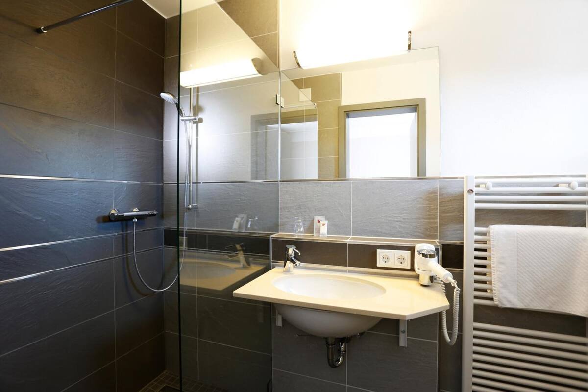 shower, free toiletries, towels, soap