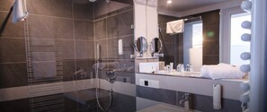 Habitación Confort doble | Baño | Ducha, artículos de higiene personal gratuitos, toallas y jabón