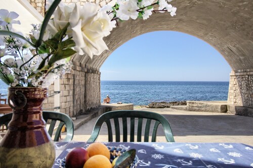 Lo Scalo, Front sea House
