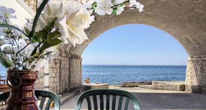 Lo Scalo, Front sea House