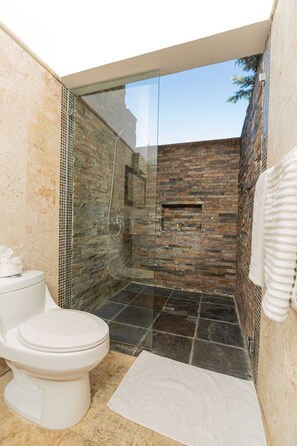 Vila superluxo, 3 quartos, piscina particular | Banheiro | Secador de cabelo, toalhas de banho